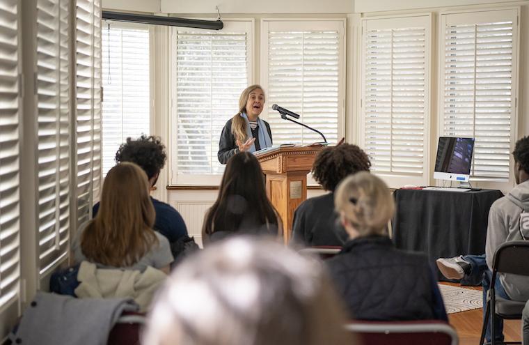 诗人Naomi Shihab Nye与九州娱乐官网的学生交谈